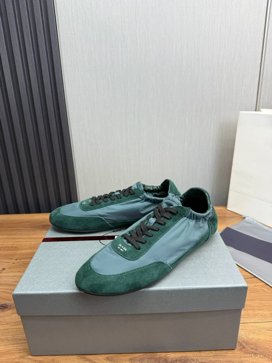 Men's Shoes💰500💰Men's PRADA 2025 Early Spring Collapse New Sports Shoes Moral Training Shoes Collapse's name comes from the fact that it can be easily put on and taken off with bare hands ~ The light and comfortable features create a more relaxed and casual look, and the side elastic design can be worn twice! Super comfortable catwalk sneakers, as thin and light as ballet slippers, as comfortable as sneakers, comfortable and super light on the feet. Fabric: frosted cowhide leather spliced ​​with nylon cloth, cowhide foot pads, men's size 38-45